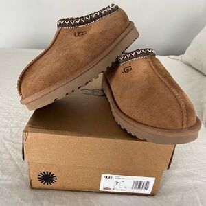 Never worn Size 7 NEW WITHOUT TAGS UGG TASMIN SLIPPER/SHOE
